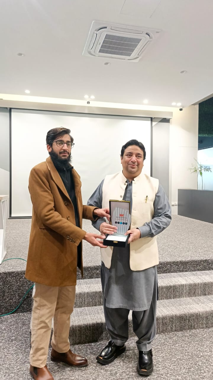 Muhammad Usama Ghazi receiving the Innovista Award